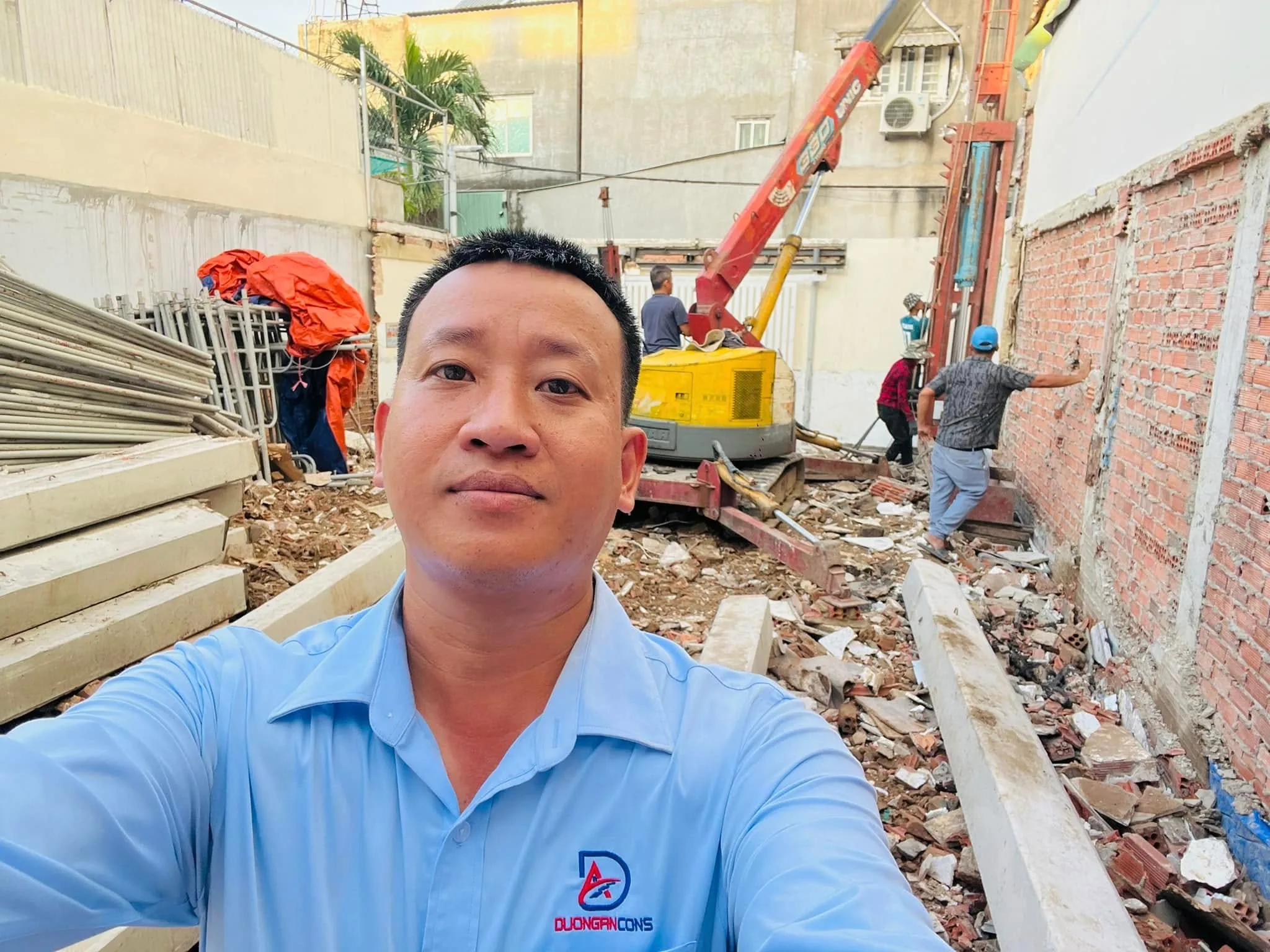 08/08/2024: ĐƯỜNG AN tiến hành công tác ép cọc tức ghim bê tông cốt thép vào lòng đất.